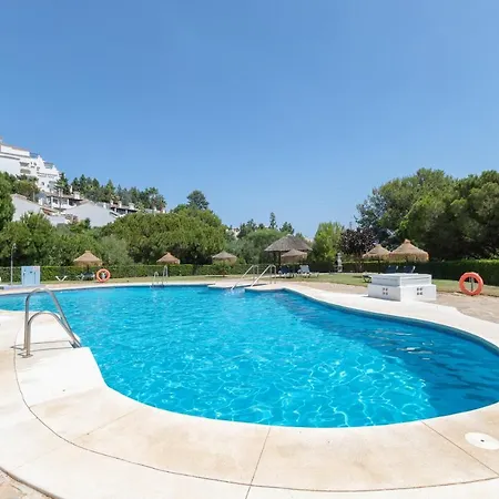Lovely 2 Bed Overlooking Golf Apartment *