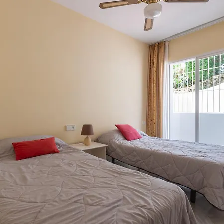 Lovely 2 Bed Overlooking Golf Apartment