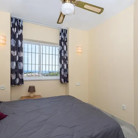 Lovely 2 Bed Overlooking Golf アパート
